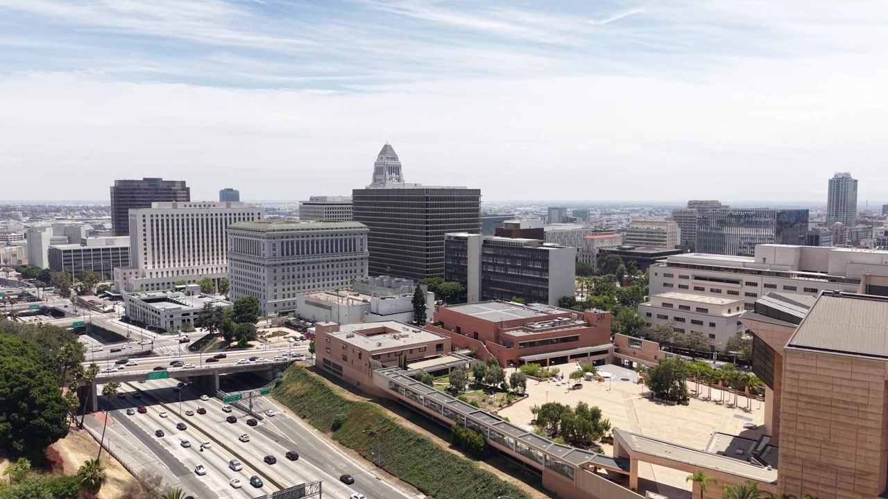 Droneopptak av Downtown Los Angeles, rådhuset, tinghusbygninger og trafikk på US-101 motorveien, California, USA.