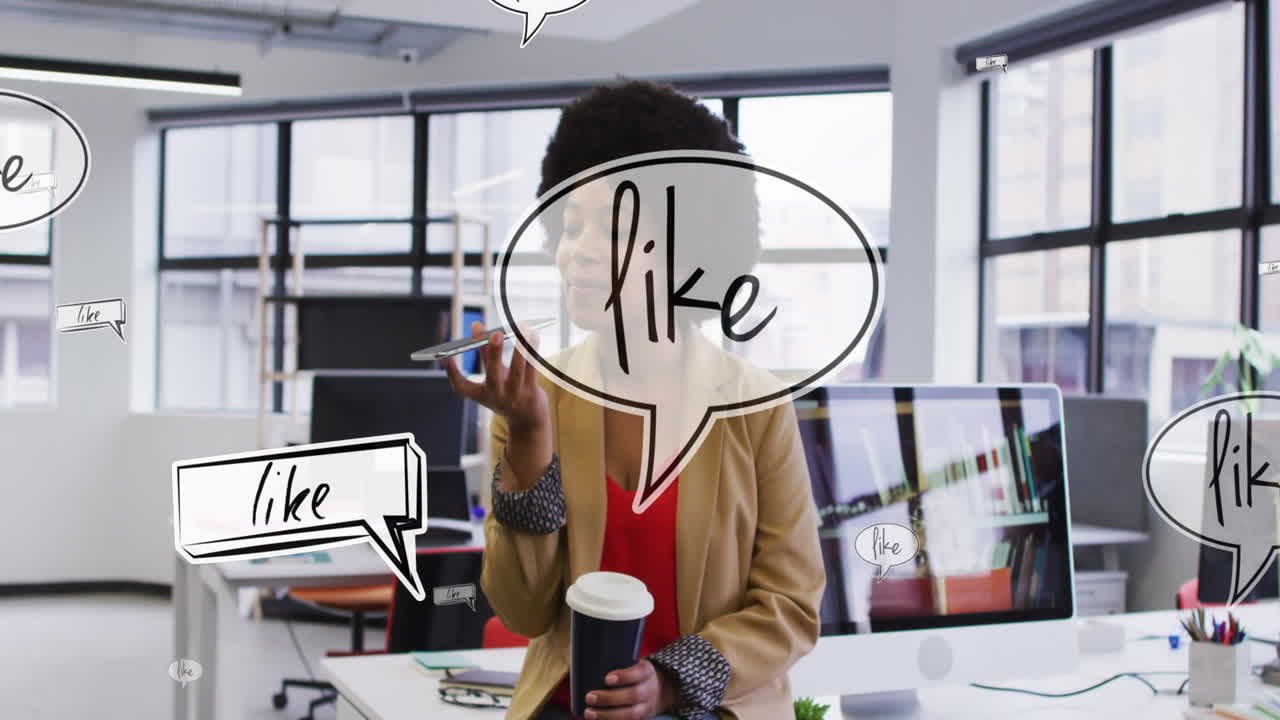 아프리카계 미국인 사업가 여성이 스마트폰으로 이야기하는 미디어 아이콘의 애니메이션