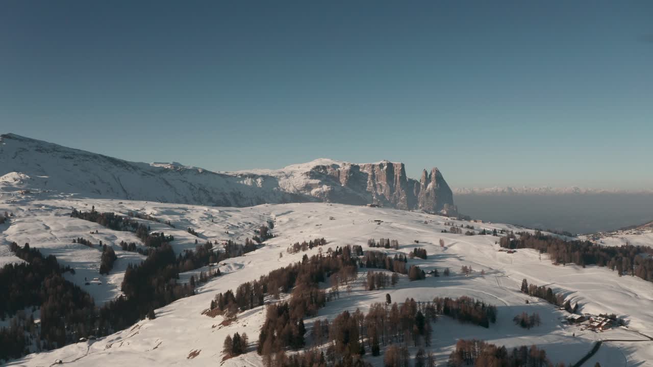 dron ascendente dolly adelante disparó sobre seiser alm meseta dolomitas