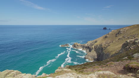 Océano-Sereno-Con-Acantilados-Costeros-En-St-Agnes-Head-En-Cornwall,-Reino-Unido