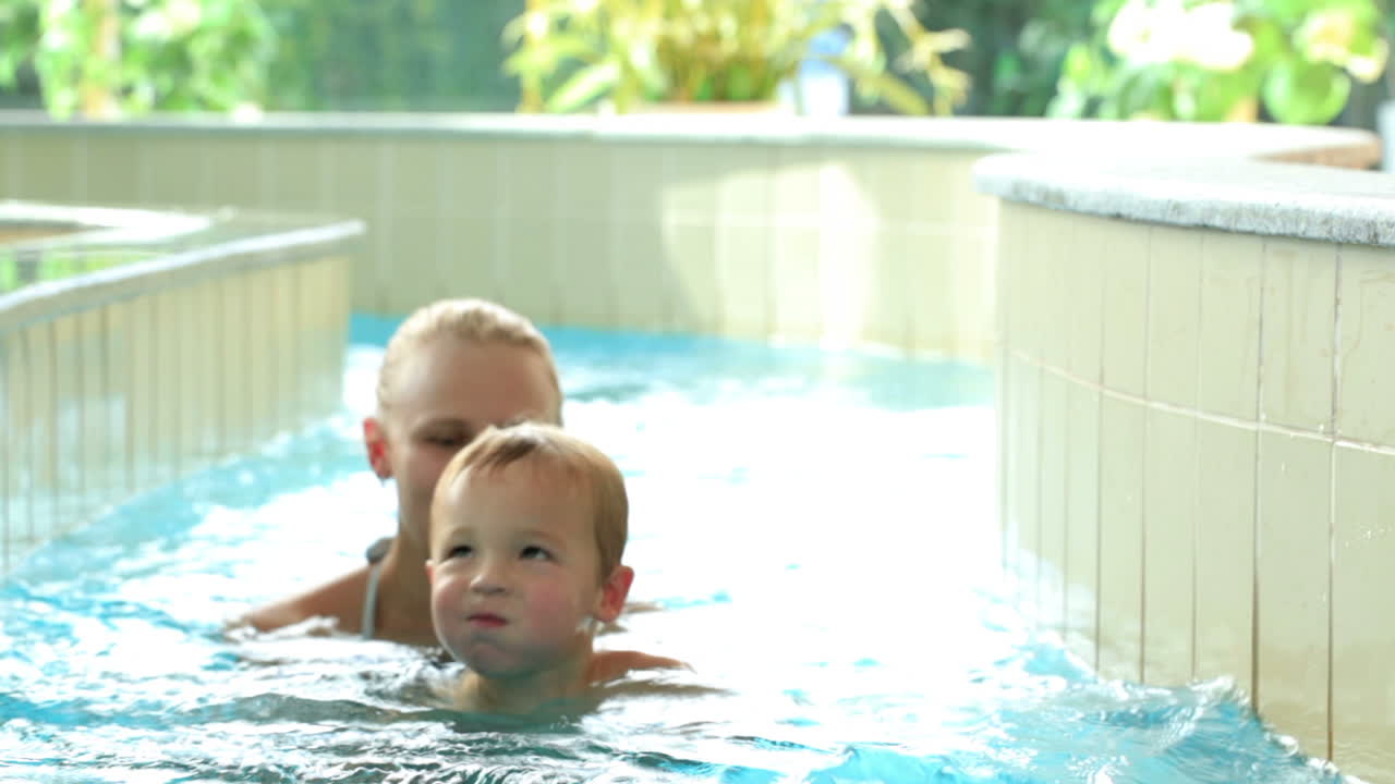 수영장 에 있는 어머니 와 아들