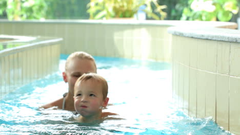 Mutter-Und-Ihr-Sohn-Im-Schwimmbad