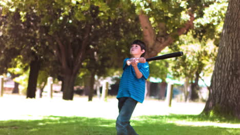 Niño-Jugando-Béisbol-En-Cámara-Lenta