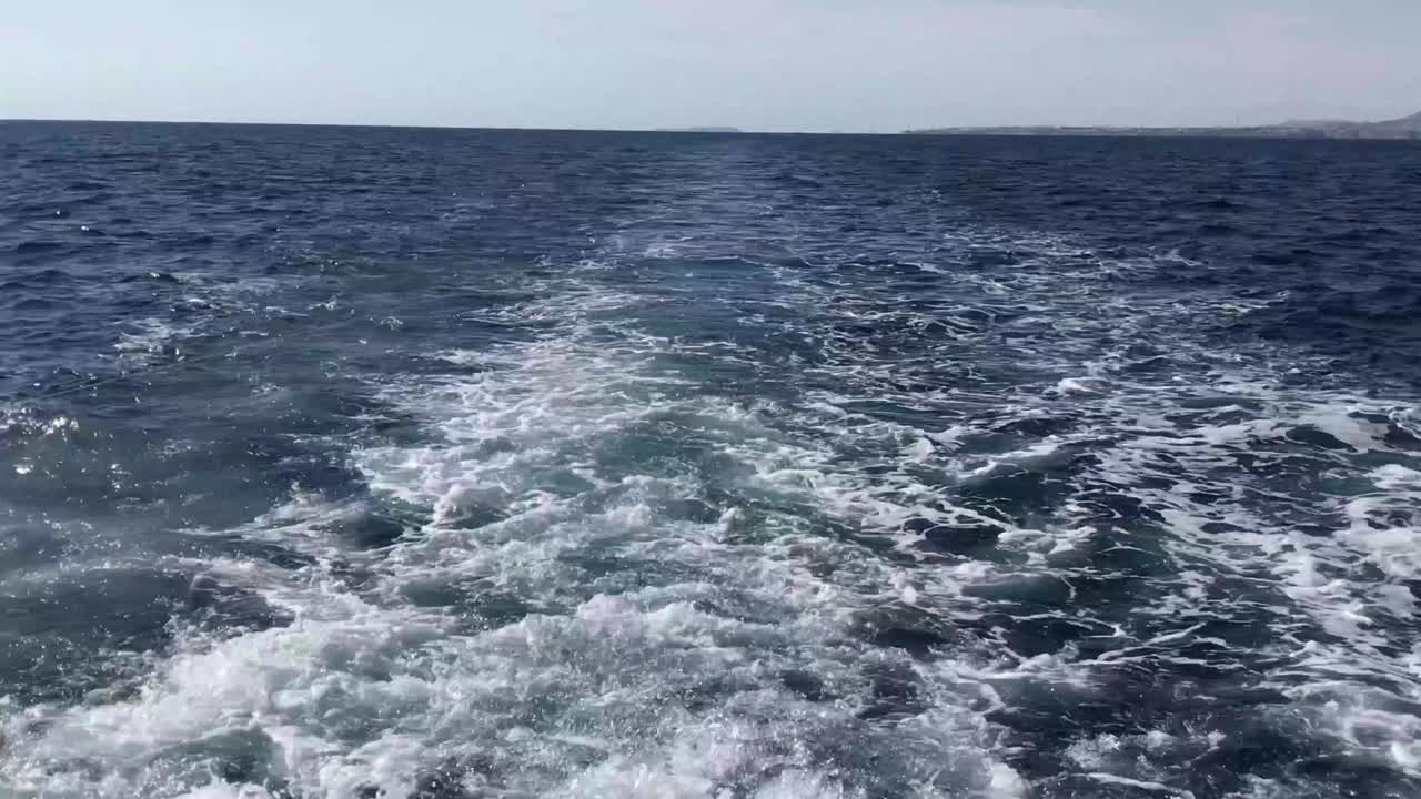 크루즈 선박의 창문에서 보이는 해가 지는 이집트 산맥