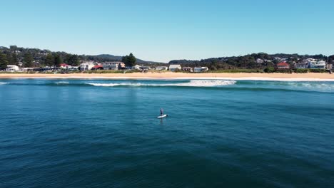 Toma-Aérea-De-Drones-De-Stand-Up-Paddle-Board-Vista-De-La-Playa-De-La-Costa-Con-Olas-Playa-Terrigal-Océano-Pacífico-Nsw-Australia-3840x2160-4k