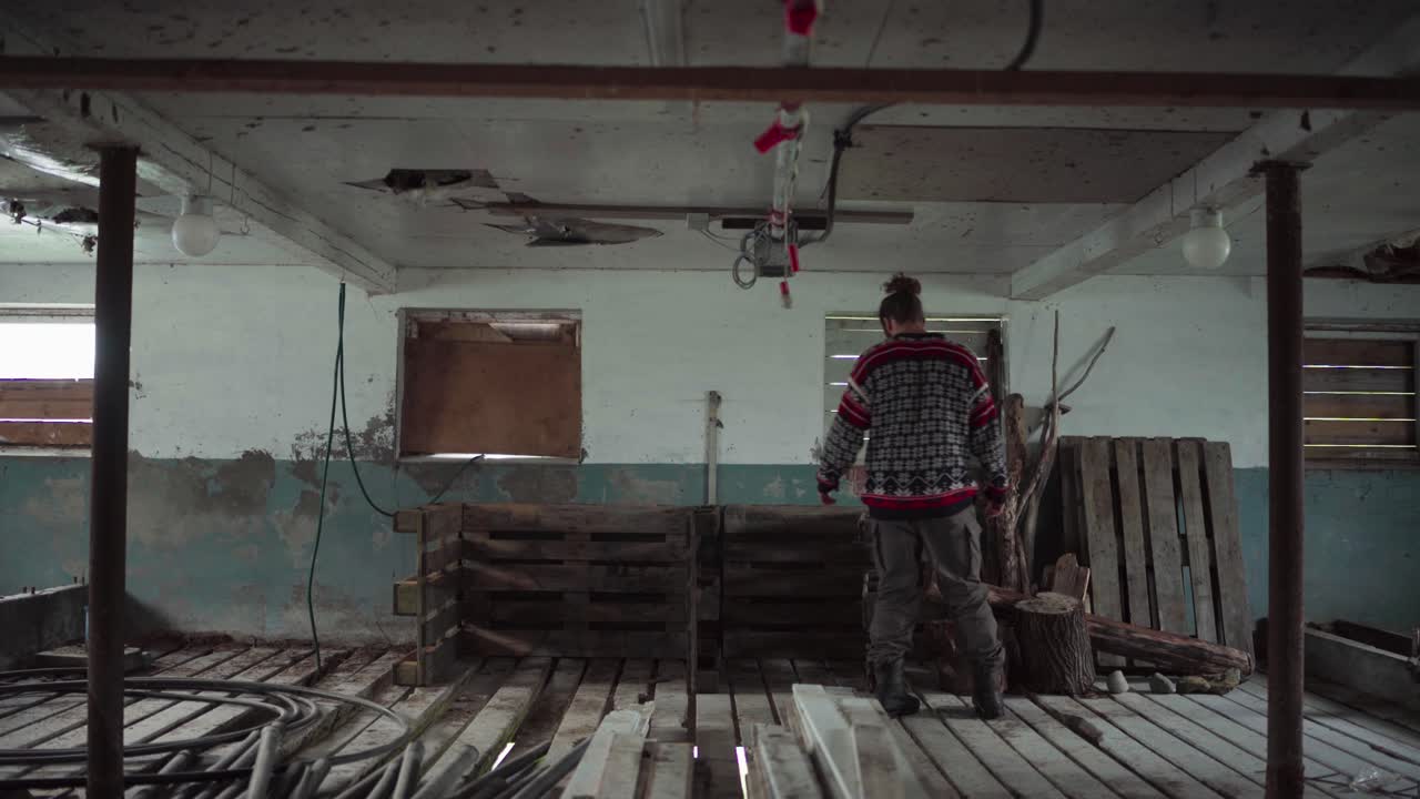 ⁇ 은 나무 팔레트를 꺼내는 남자