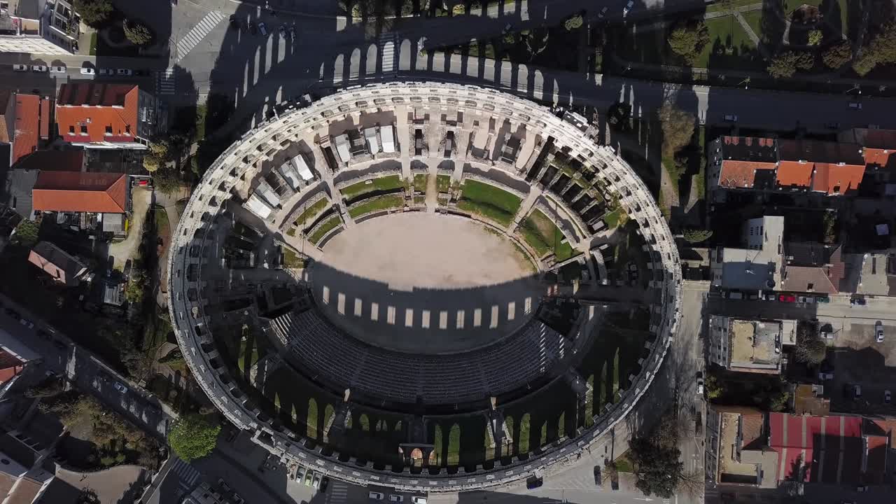 크로아티아의 라 이스트리아에 있는 로마 암피테이터의 상공 풍경.