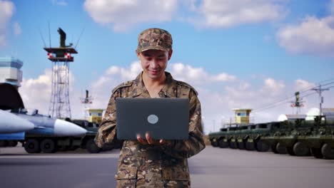 personal militar trabajando en una computadora portátil en la base aérea
