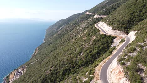 Escénica-Y-Tortuosa-Carretera-Costera-En-La-Isla-De-Lefkada,-Grecia---Antena