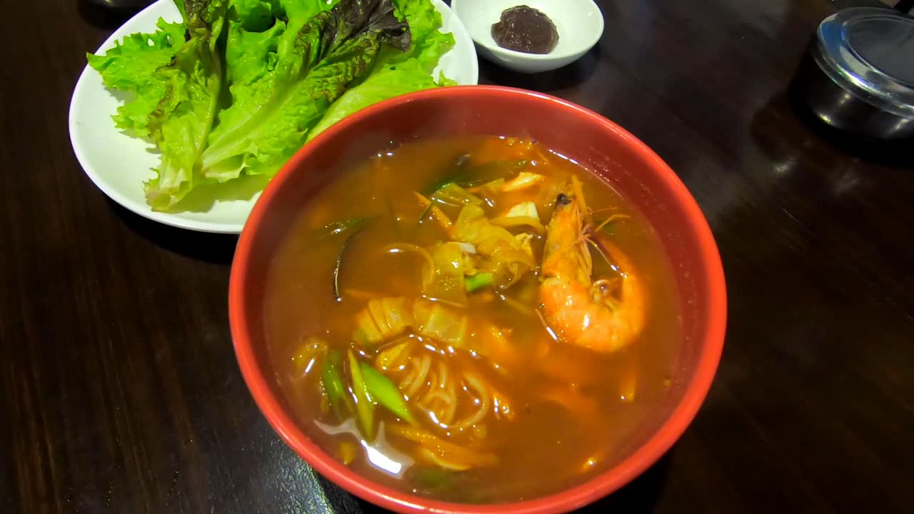 jjampong servido caliente, fideos de comida coreana con mariscos