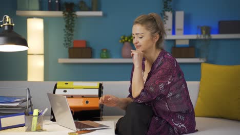 la mujer que trabaja en la oficina es divertida y alegre.