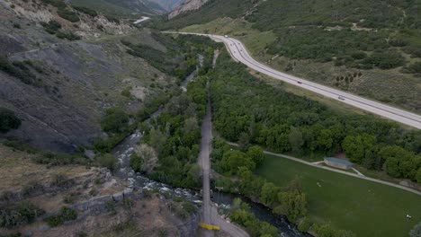 普羅沃河旁邊的美國高速公路-189峡谷, 猶他州, 空中圖