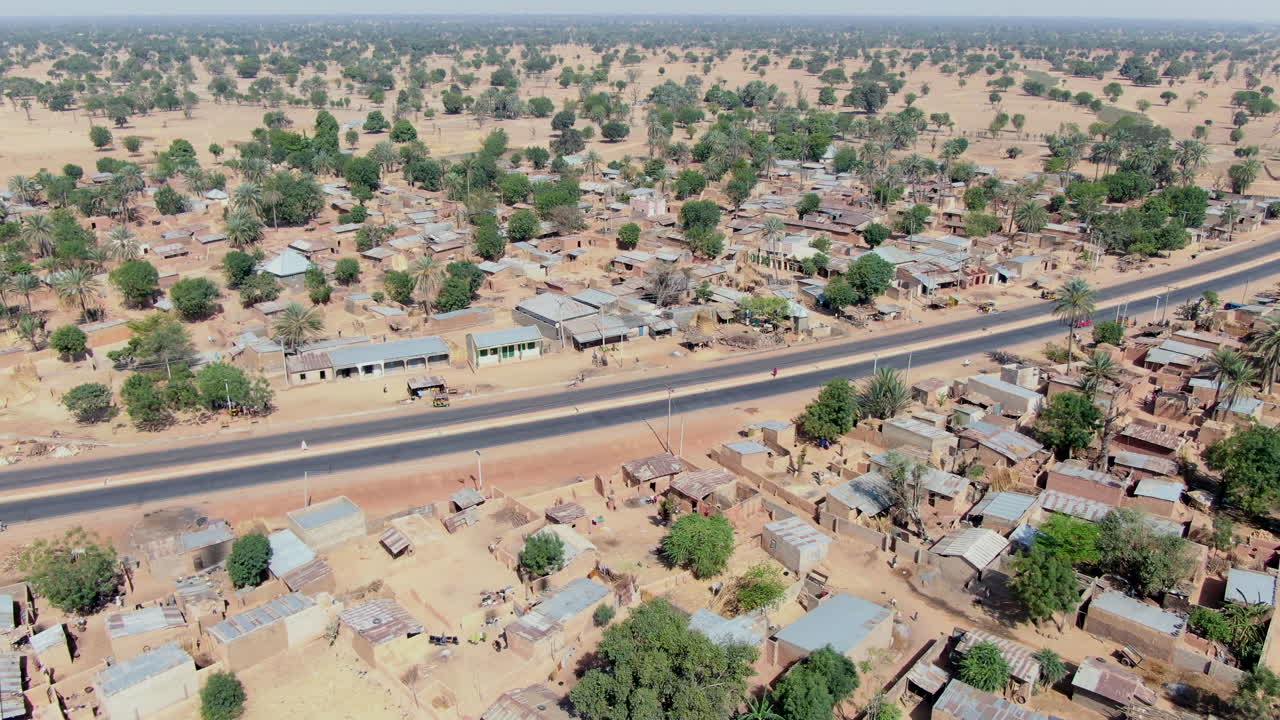 Vista a 360° con drone del villaggio di Sabalari, Nigeria settentrionale, dove gli abitanti si dedicano principalmente all'agricoltura, coltivando colture come miglio, sorgo e mais.