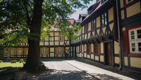 calle pintoresca en wernigerode alemania