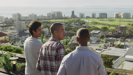 Grupo-De-Amigos-Mirando-El-Paisaje-En-Una-Azotea