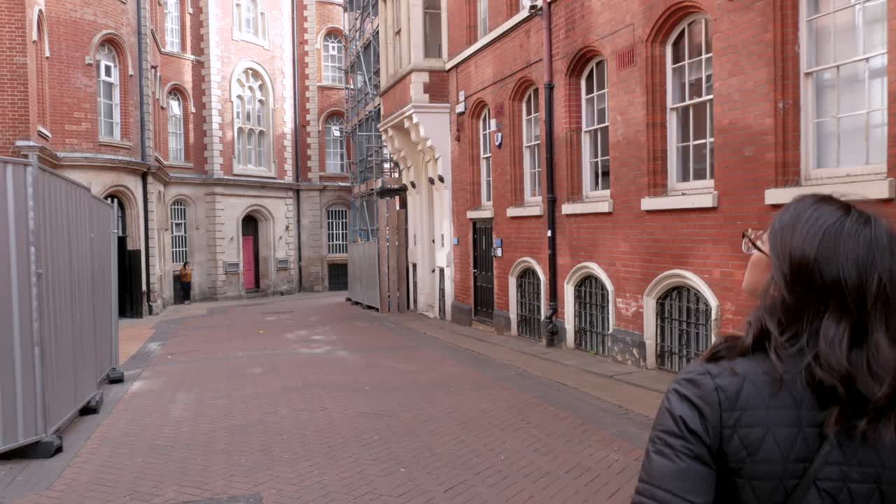 도시를 통해 매력적인 여자를 따라 총