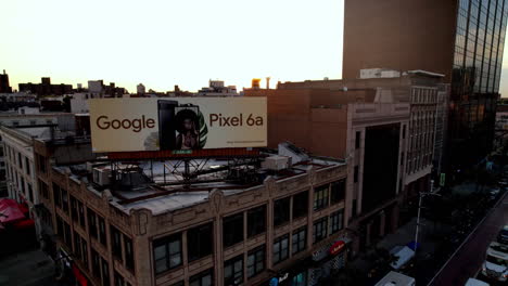 Hermosa-Puesta-De-Sol-Sobre-Google-Pixel-Billboard-Pan-Down-Intersección-Starbucks