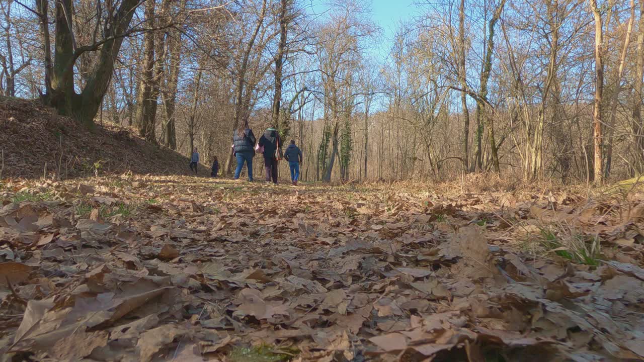 이탈리아 피에몬테에 있는 인보리오 엘프의 길을 걷고 있는 성인과 어린이의 1인칭 시점