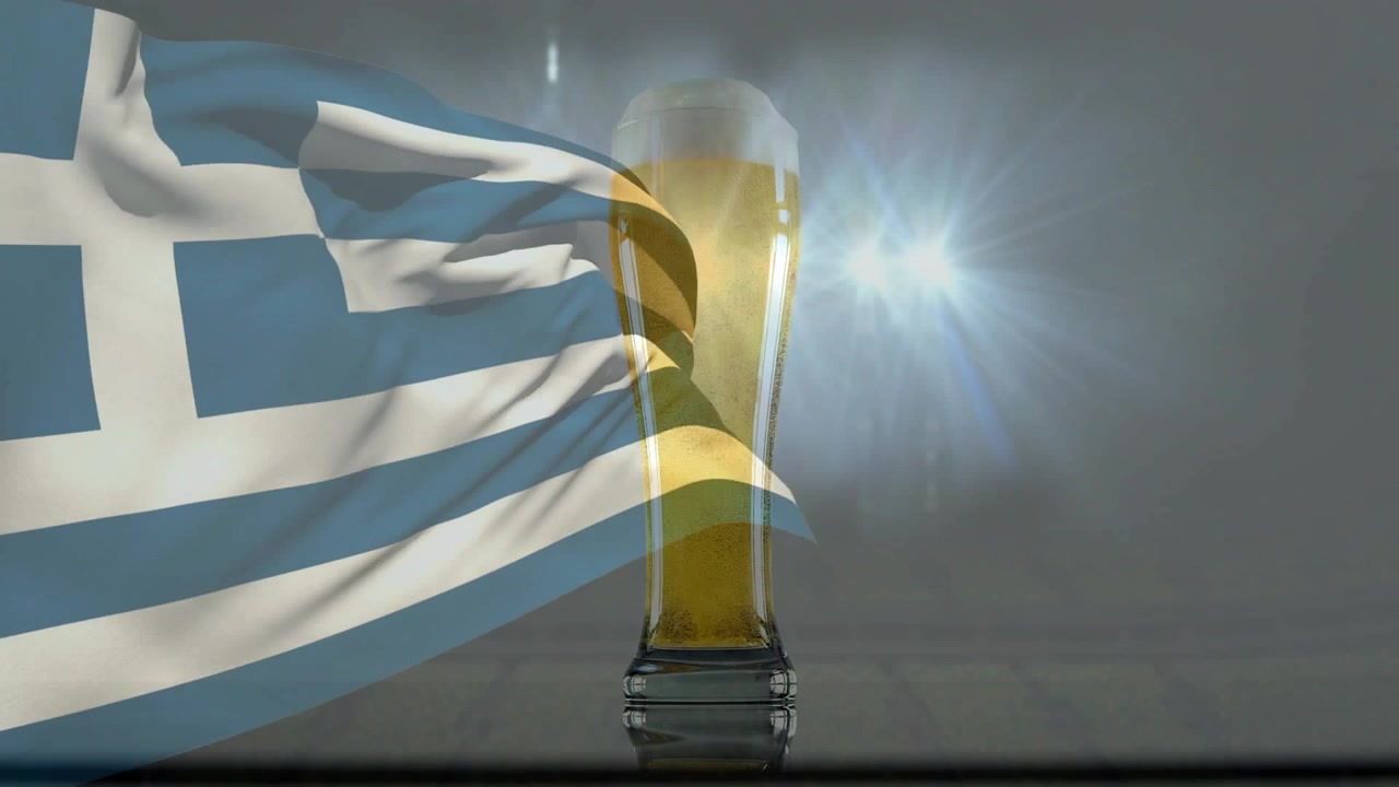 Grekisk flagga kommer in från vänster, vajar över ett pilsnerglas och kastar blåa band under ett ljussken som marknadsför en ölreklam.