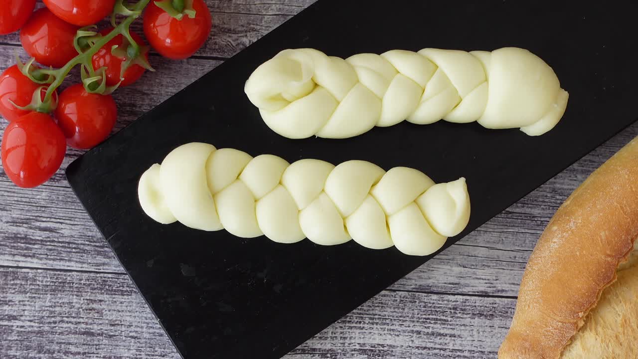 Formaggio a pasta molle intrecciato con pomodori e pane