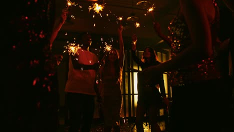 amigos haciendo una fiesta juntos.