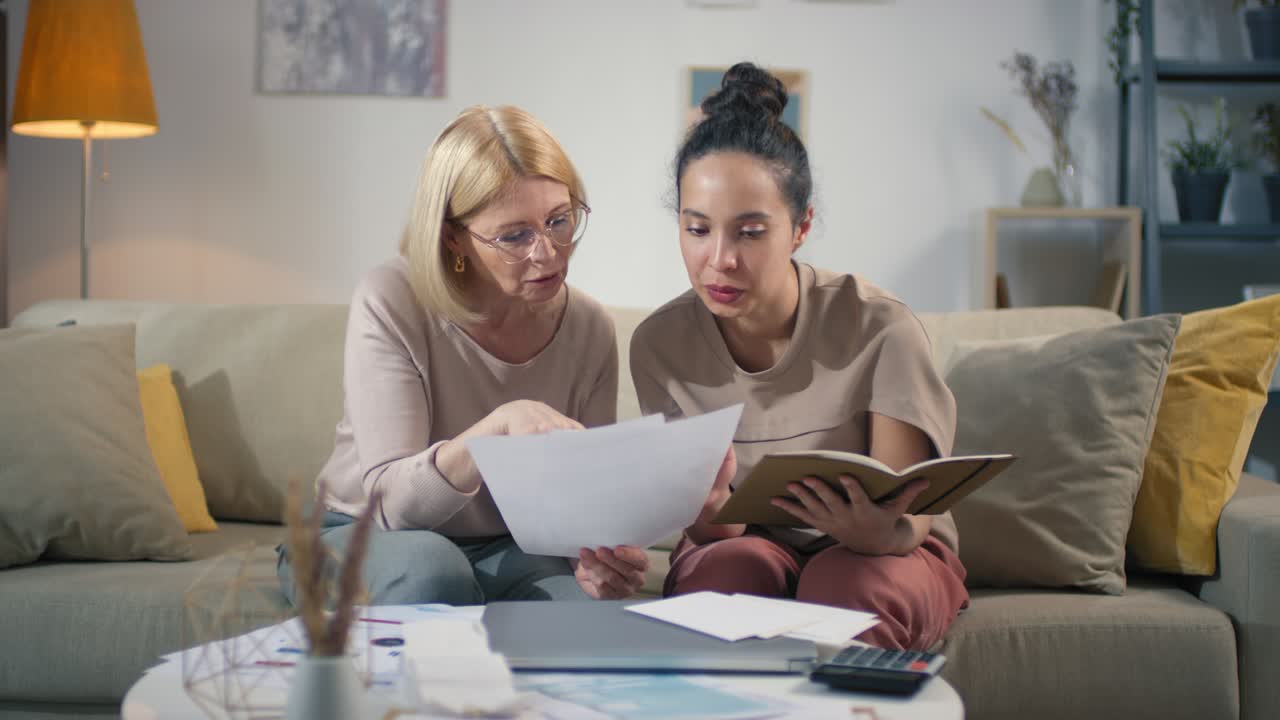 Donne che svolgono pratiche finanziarie insieme.