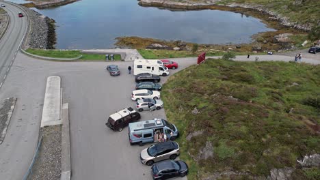 estacionamiento en la carretera del atlántico en noruega, vista aérea