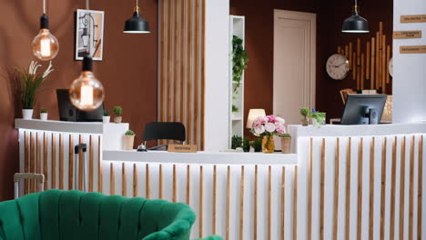 recepción de un hotel caro con una recepción moderna vacía