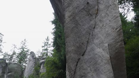 Ein-Sandstein---Zuckerhut-Oder-Homole-Cukru-In-Adrspach-Und-Teplice-Felsen,-Schwenk-Nach-Oben-Und-Drehung,-Zeitlupe