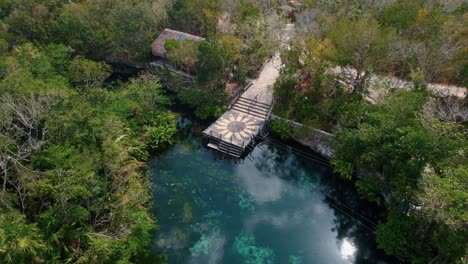 Colchonetas-De-Yoga-Colocadas-En-Un-Círculo-Al-Lado-Del-Cenote-En-Riviera-Maya