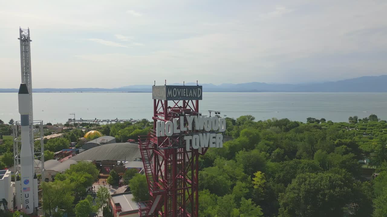 vista aérea de la torre hollywood en el parque de atracciones movieland en el lago garda, italia