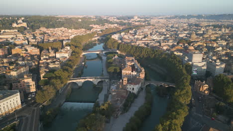 viejos puentes romanos históricos cruzan el río que conecta el distrito de orange garden de italia