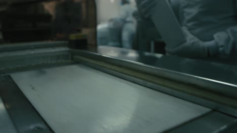 científico baja tubos de ensayo mientras trabaja en un laboratorio moderno