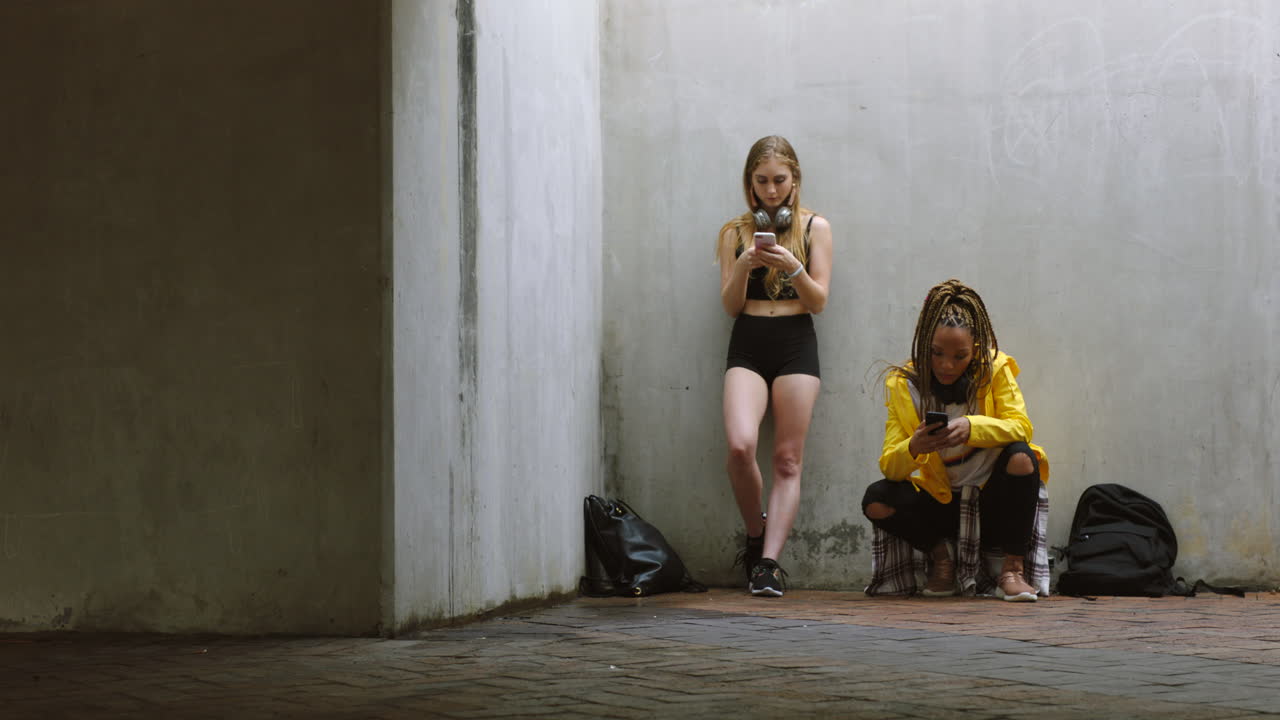 Kvindeligt streetdance-hold på sociale medier via telefon