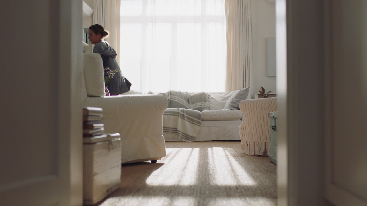 집에서 춤을 추는 젊은 여성 행복한 즐거움을 즐기고 재미있는 춤 움직임으로 축하하고 주말 아침 자유를 즐기고 4k 영상