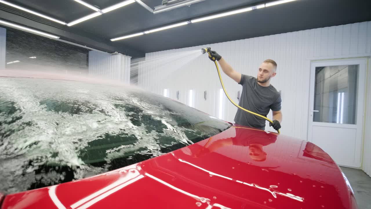 자동차 세탁: 거품과 고압 물로 청소.