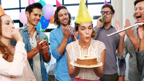 colegas celebrando el cumpleaños de una mujer de negocios