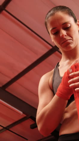 una boxeadora con una correa roja en la muñeca