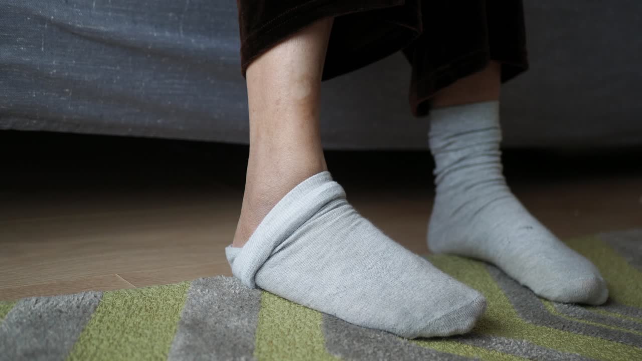 persona que se pone los calcetines