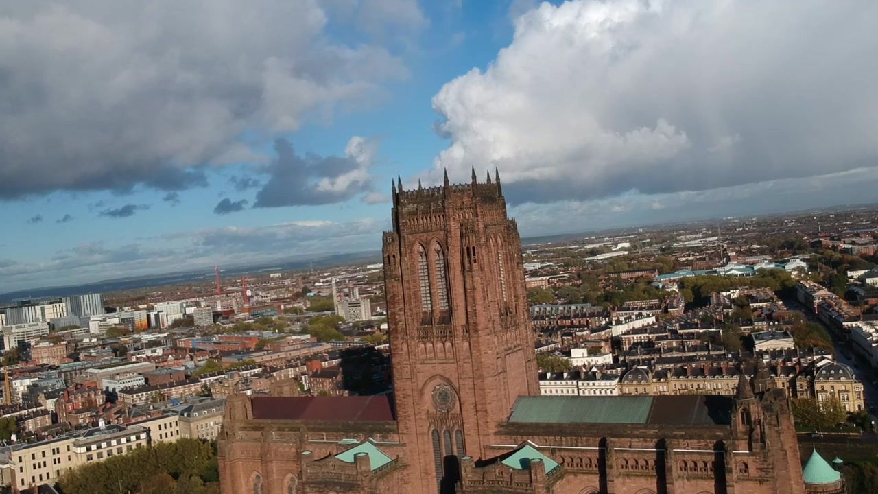 Vista de perto da Catedral de Liverpool e arredores