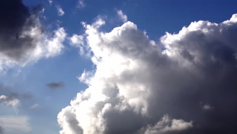 cielo dramático con nubes