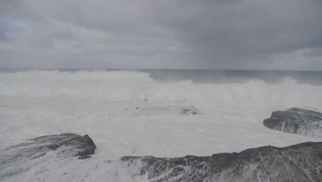 olas peligrosas rompiendo en las rocas en clovelly beach - tormenta en sydney, australia - cerrar