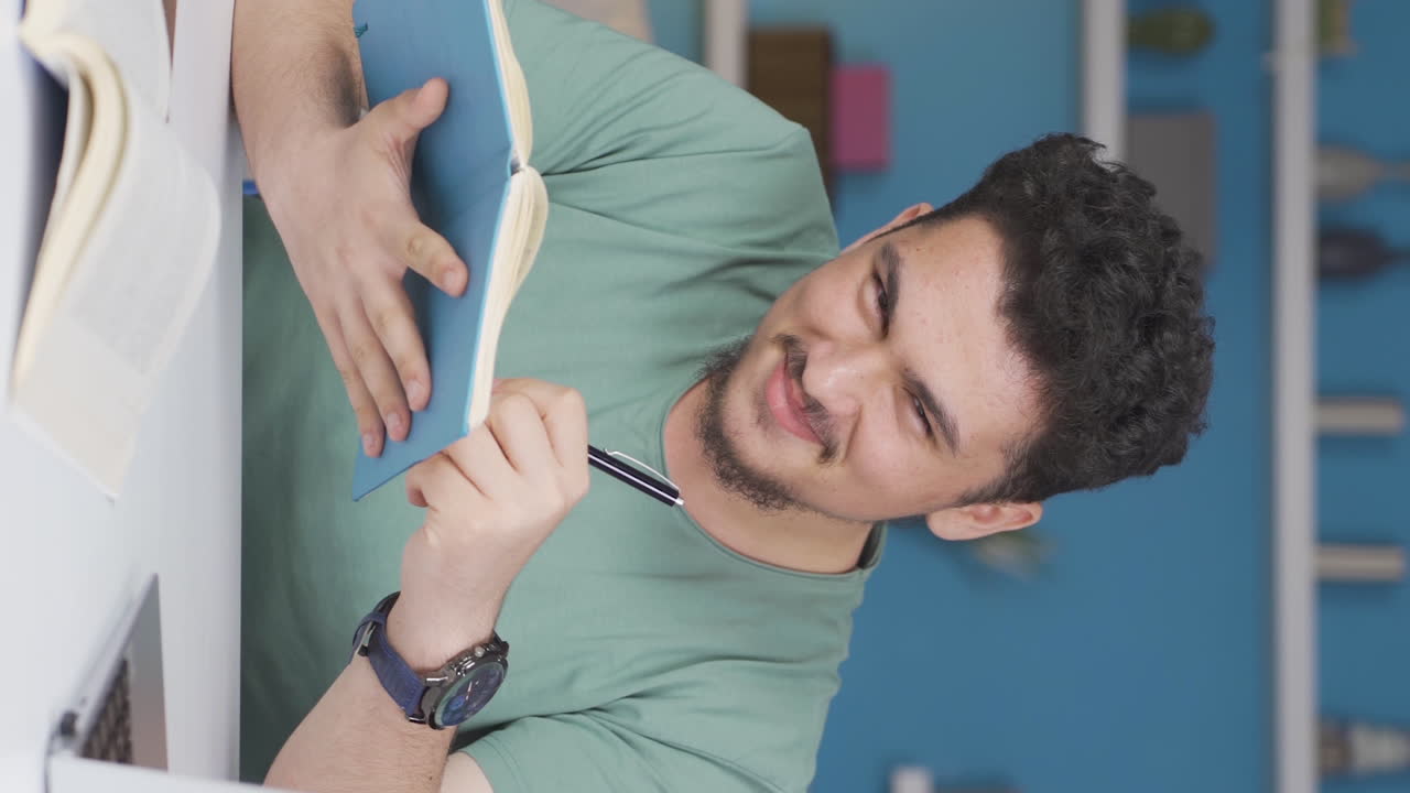 vídeo vertical de un estudiante que se siente feliz y pacífico, divirtiéndose.