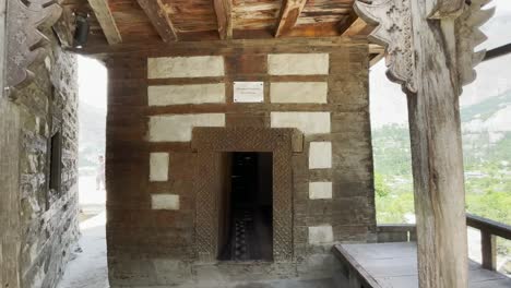 antiguo balcón de la fortaleza de altit, valle de hunza, pakistán