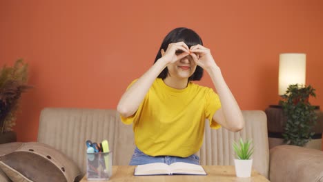 mujer con binoculares mirando hacia otro lado.