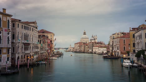 Lapso-De-Tiempo-Del-Horizonte-Del-Gran-Canal-De-Venecia-En-Italia