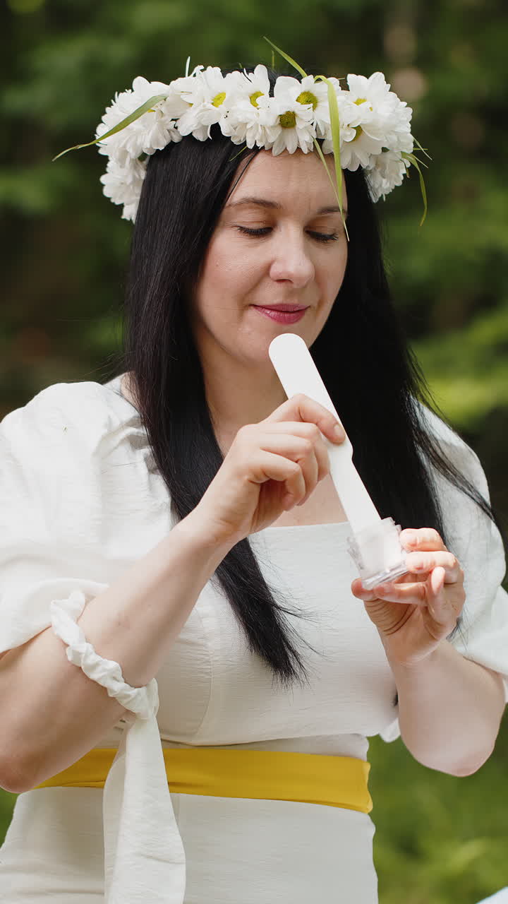 건강한 40대 성숙한 중년 여성이 얼굴 피부에 보습 크림을 적용합니다.