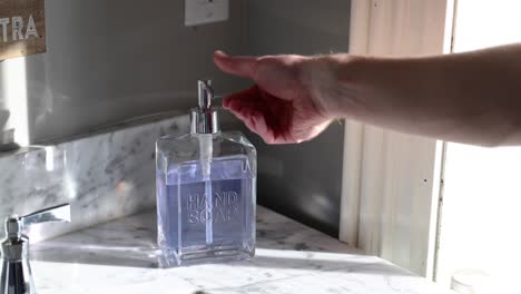 hombre aplicando jabón en las manos en un baño soleado en 4k