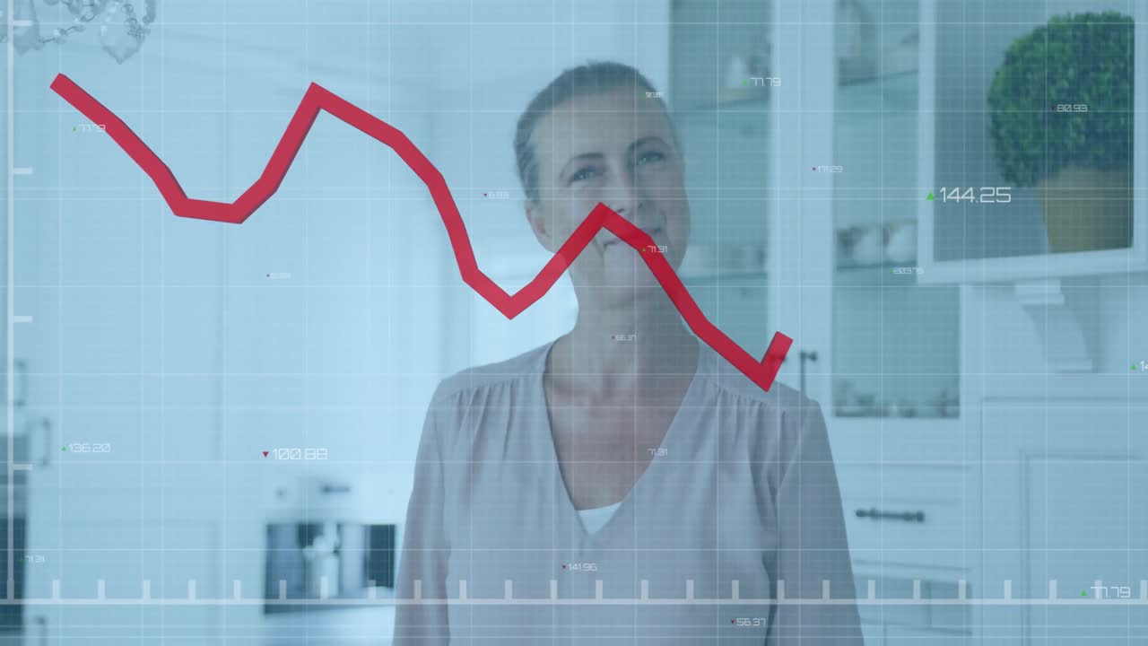 animación de procesamiento de datos estadísticos contra el retrato de una anciana caucásica sonriendo en casa