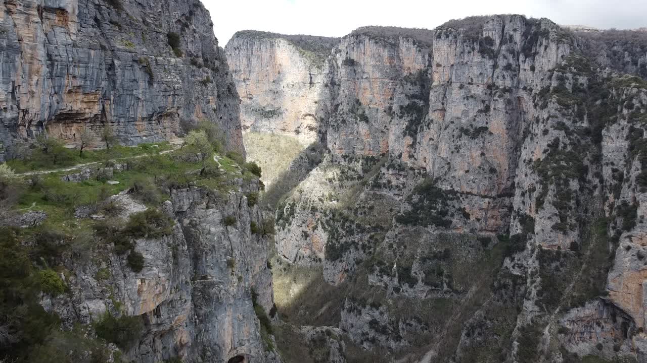 En filmisk droneudsigt over det 15. århundredes Sankt Paraskevi Kloster, placeret på kanten af Vikos-kløften nær landsbyen Monodendri. Et åndeligt tilflugtssted med betagende udsigt over kløften.